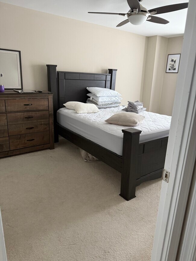 Cama tamaño queen, cómoda de tamaño completo en la habitación. - 3732 Monmouth Pl