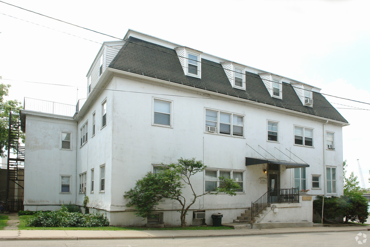 Primary Photo - Colonial Apartments