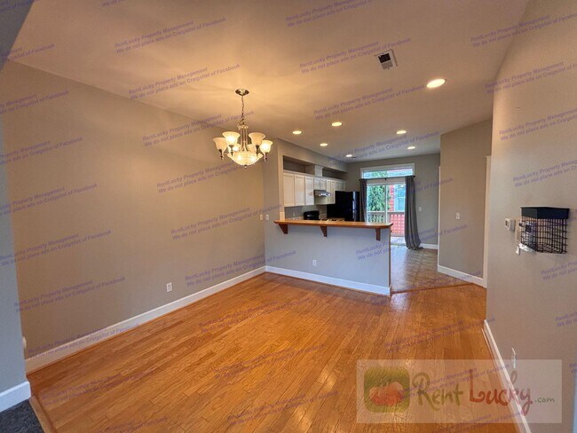 Foto del edificio - Bright and Spacious Fircrest Townhome in U...