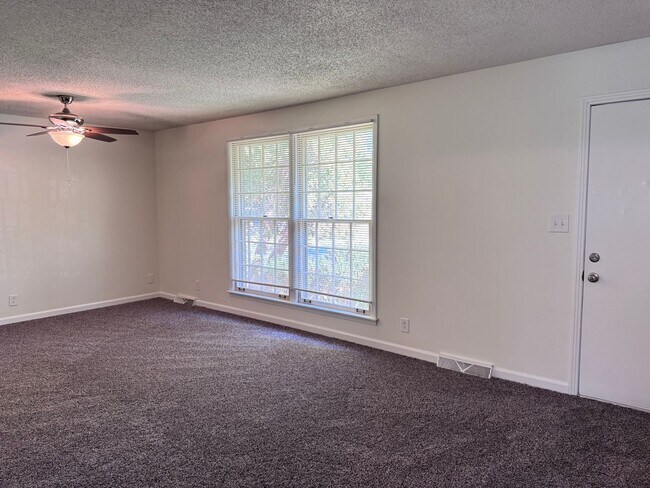 Foto del edificio - Must see!! 3BD/3BA Fully Finished Basement and Corner Lot!!