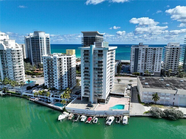 Foto del edificio - 5838 Collins Ave