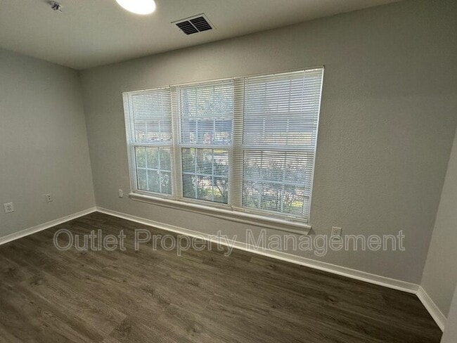 Building Photo - 5467 Vineland Rd