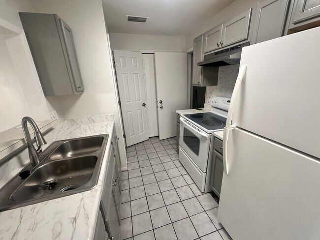 Foto del edificio - 1013 Spring Meadow Dr