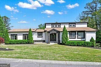 Building Photo - 910 Muirfield Dr NE