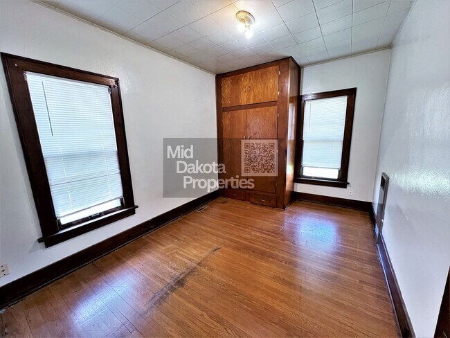 Foto del edificio - 414 W 11th- 4 bedroom house with a garage