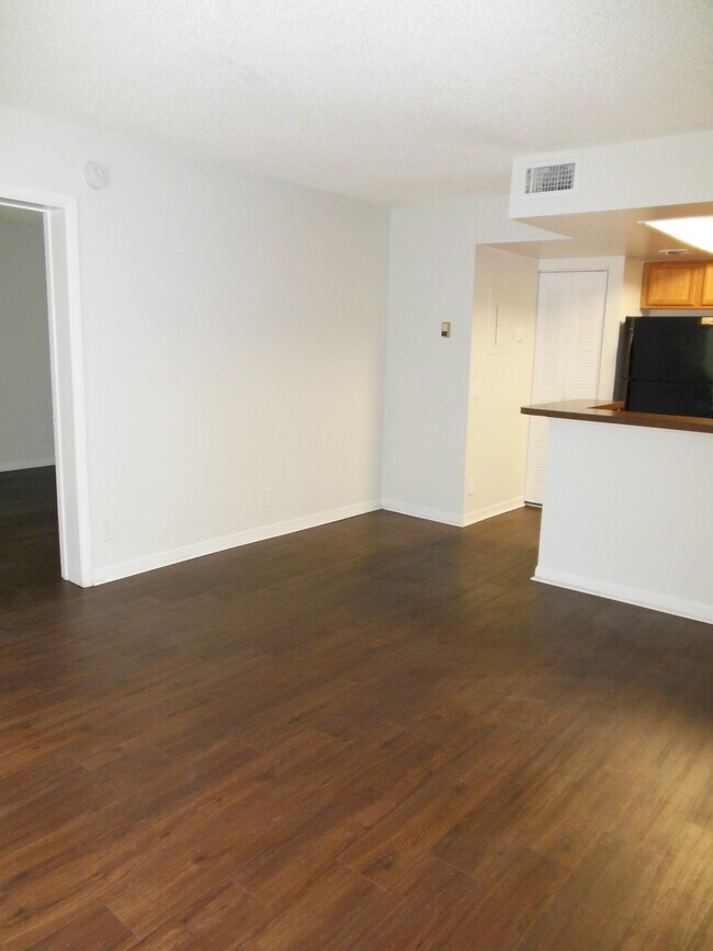 Building Photo - ONE BEDROOM ONE BATHROOM! WATERFRONT COMMUNITY!!