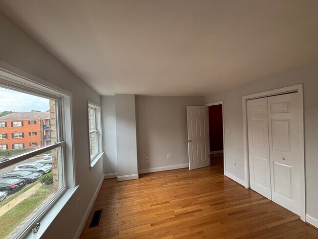 Foto del edificio - 5911 Mayflower Ct