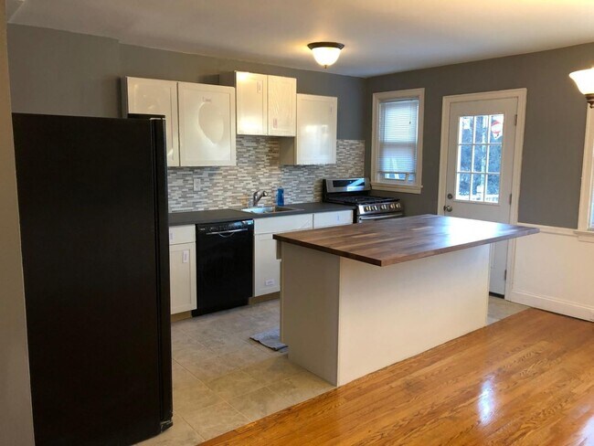 Foto del edificio - 3 Bedroom, 1.5 Bath Townhome in Towson