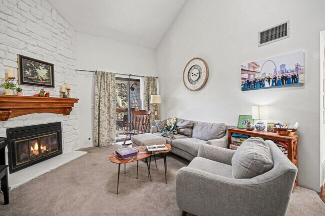 Foto del edificio - Cozy & Spacious 2BR Top-Floor Condo in Lakewood