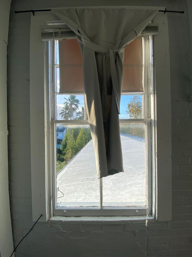 Building Photo - Gorgeous top-floor studio apartment in Walkable Magazine St Location