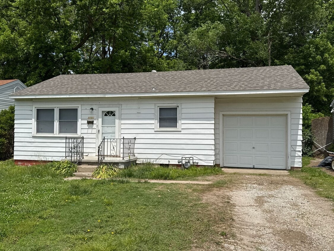 Primary Photo - Nice 2 Bedroom 1 Bath bungalow! Garage! $795