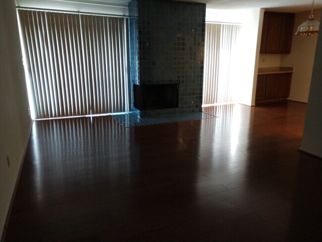 Living room - 15325 Magnolia Blvd