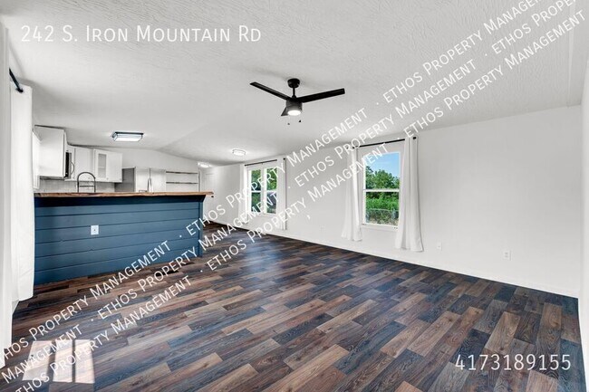 Foto del edificio - 242 S Iron Mountain Rd