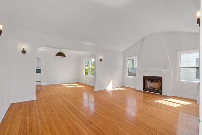 Building Photo - 5606 S Rimpau Blvd