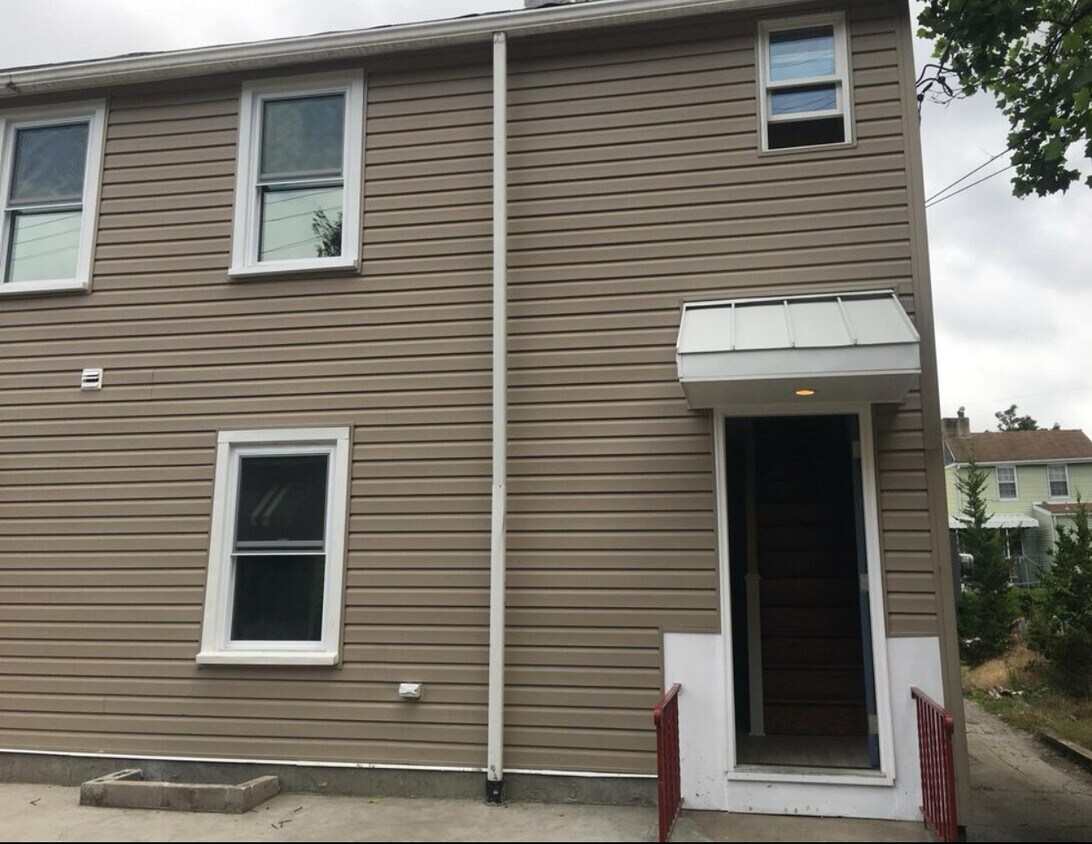 Primary Photo - 4626 Winthrop St