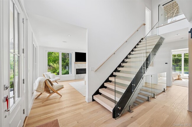 Building Photo - 28 Canoe Place Rd