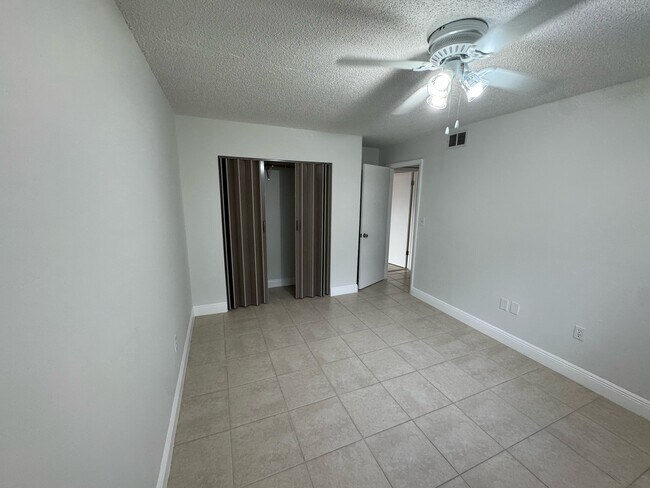 Foto del edificio - 5701 West 25th Court