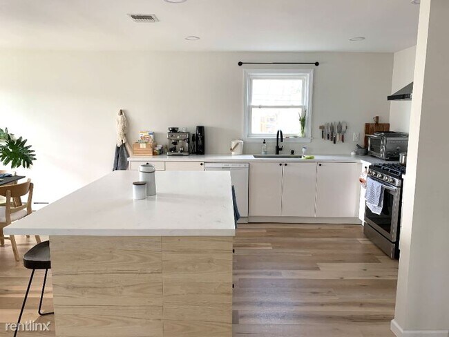 Foto del edificio - 3 br, 2 bath House - 59 Orange St