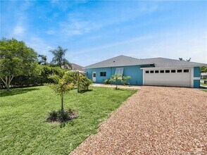 Building Photo - 701 SE Michaels Ct