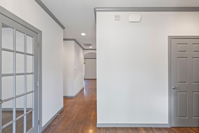 Foto del edificio - Luxury Living in a Gated Community