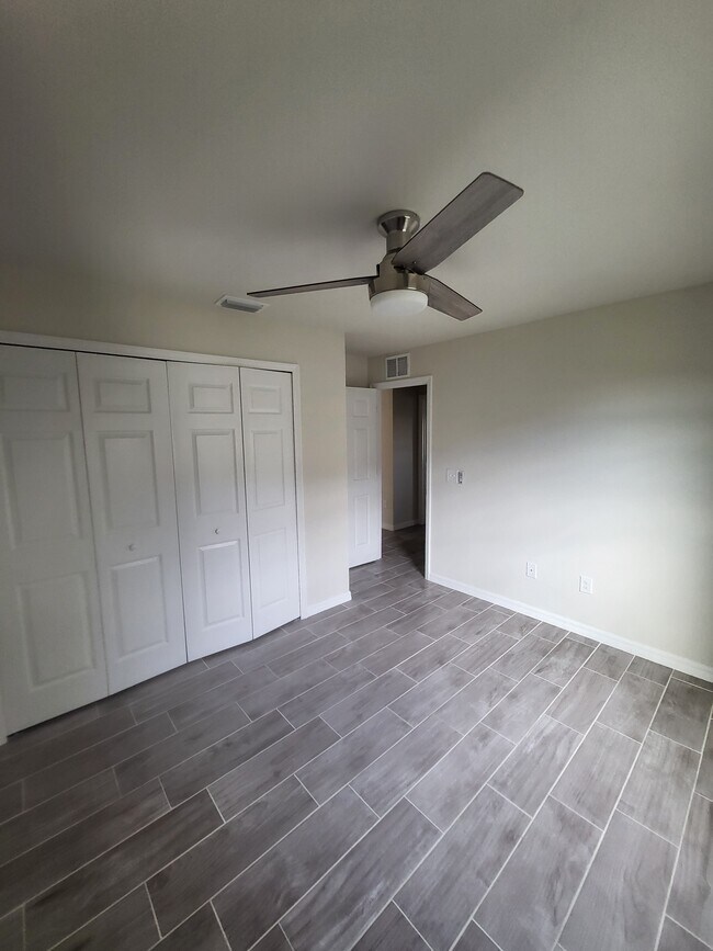 Foto del edificio - 1710 Four Mile Cove Pky