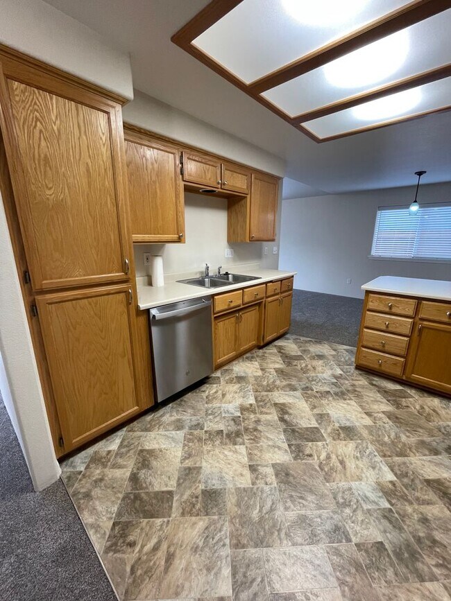 Foto del edificio - ***Processing Applicant***Spacious 3 bedroom, 2 bathroom home- CENTRAL POINT!