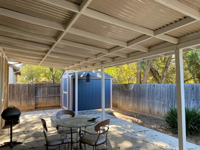 Building Photo - LIVE OAK 3bd 2bath