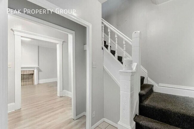 Foto del edificio - 196 W 8th Ave