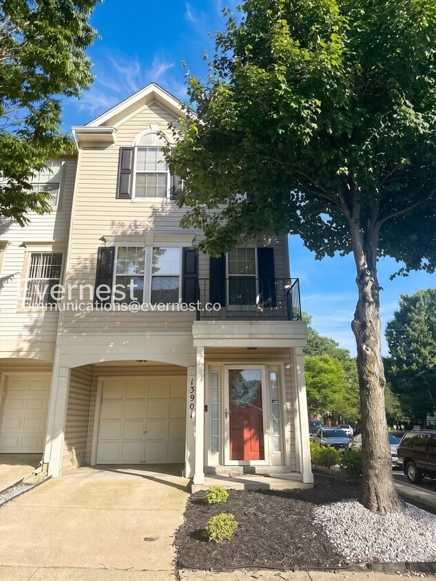 2 Bed/1.5 Bath Townhome with Garage / Vouchers Accepted / Available Now! - 2 Bed/1.5 Bath Townhome with Garage / Vouchers Accepted / Available Now!