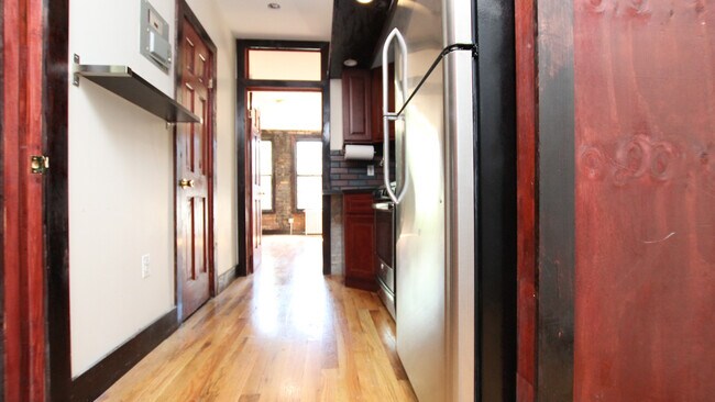 Building Photo - 275 Linden St