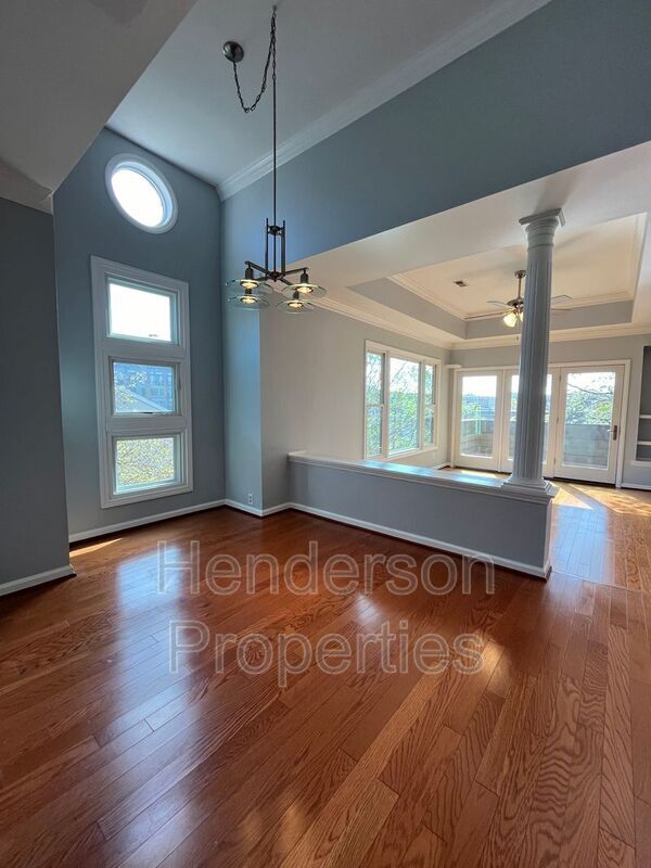 Foto del edificio - 1109 E Morehead St