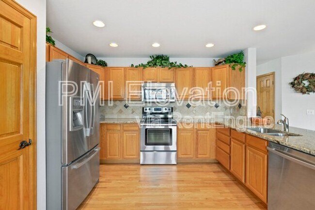 Building Photo - 829 W Sparrow Hawk Dr