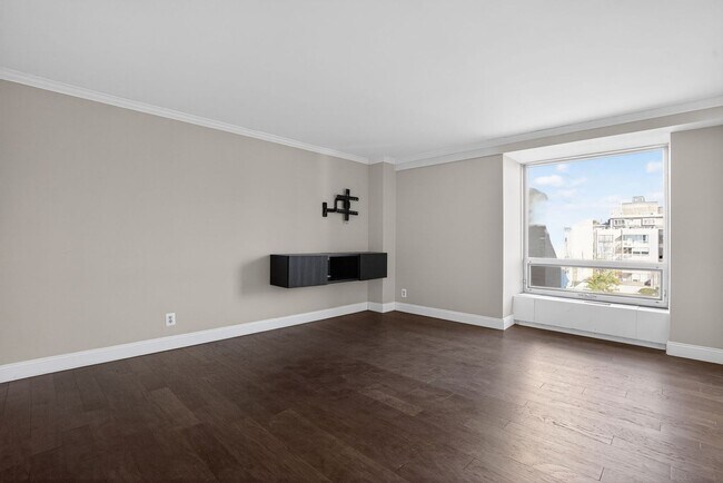 Foto del edificio - All-Inclusive Waterfront Living at Riverside Condo | $1 Month FREE Rent!
