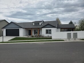 Building Photo - 602 E Canterbury Ln