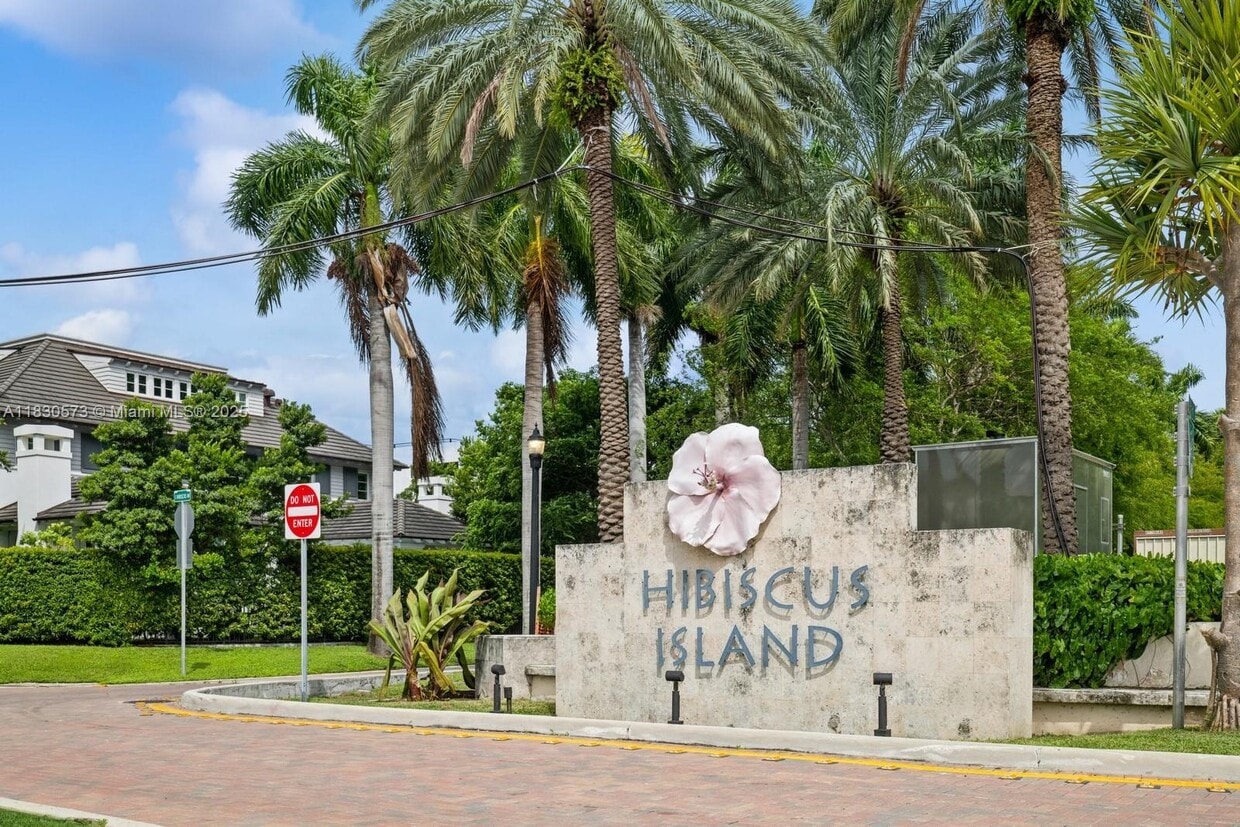 Primary Photo - 405 N Hibiscus Dr