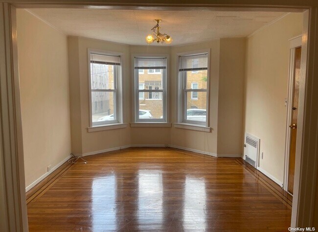 Foto del edificio - 64-52 Woodbine St