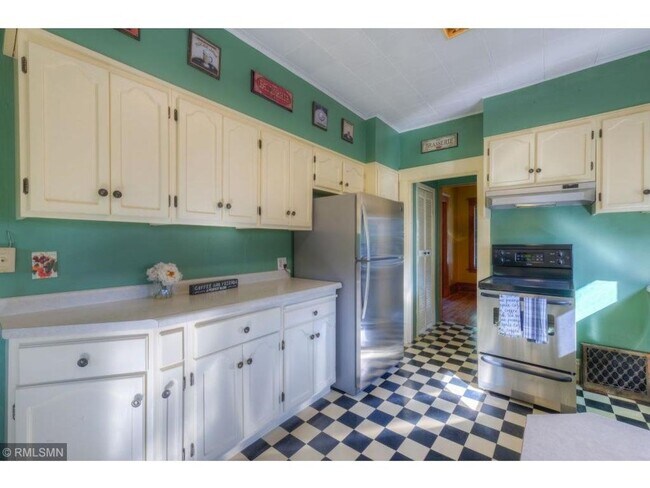 Foto del edificio - Large 6 bedroom house near Hamline University- June 2026! Pet Friendly