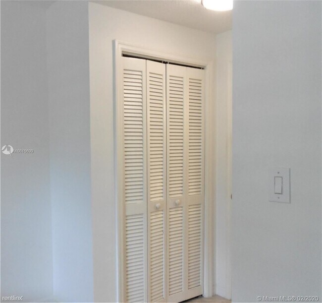 Building Photo - 1 br, 1.5 bath  - 1918 Brickell Ave