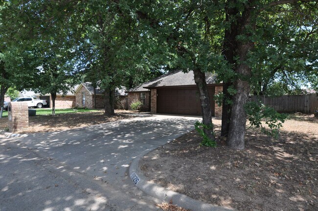 Foto del edificio - 3-2-2 Brick Home in Chimney Rock!