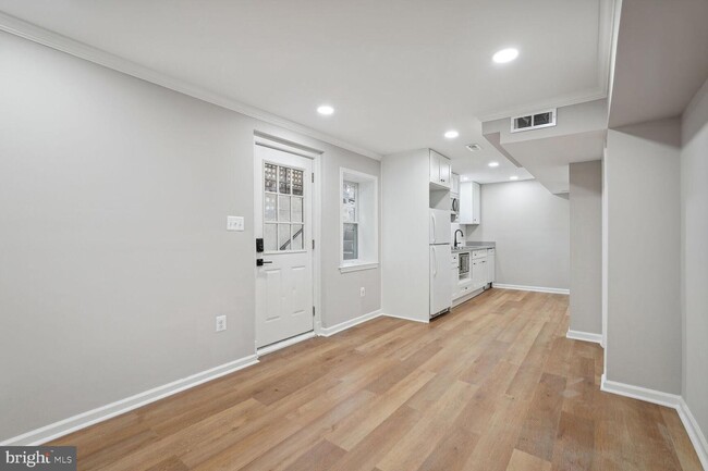 Building Photo - 5931 Thomas Dr