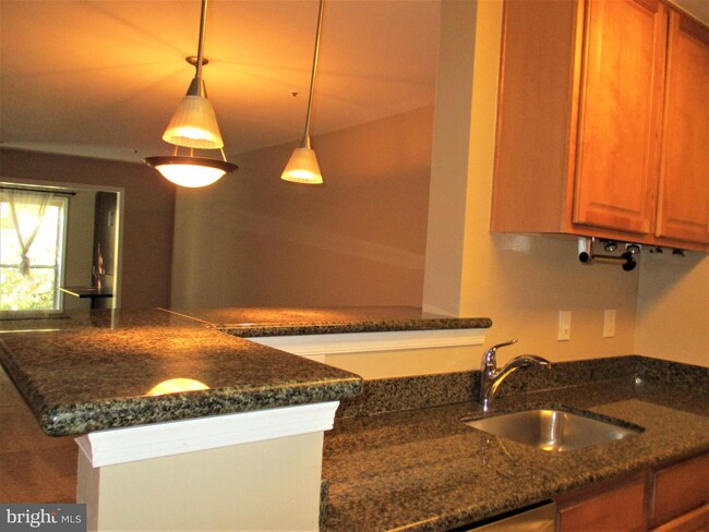 Building Photo - 3178 Summit Square Dr