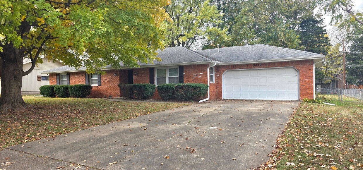 Primary Photo - Kickapoo schools, 3 BR 2 BA fenced yard, $...