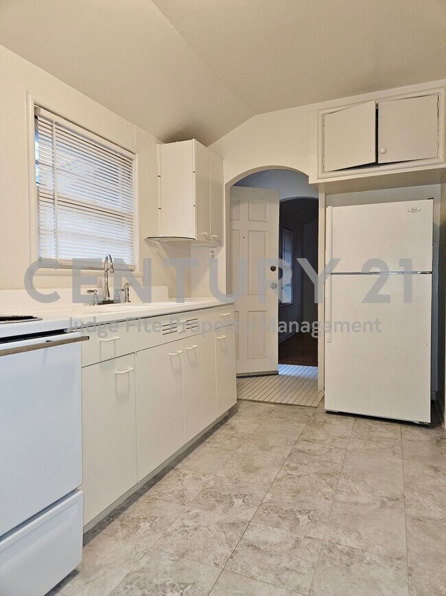 Foto del edificio - Cozy 1/1 Garage Apartment For Rent!