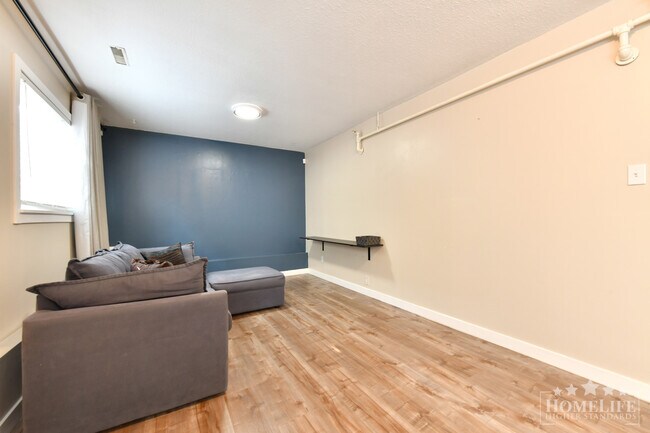 Photo du bâtiment - Ground-Level Unit for Rent in Langley — Utilities Included