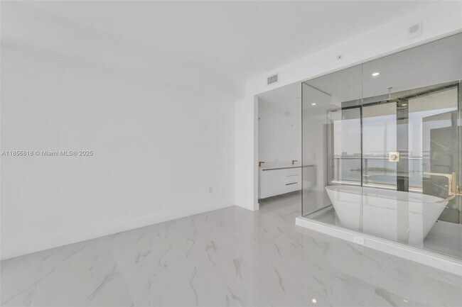 Foto del edificio - 700 NE 24th St
