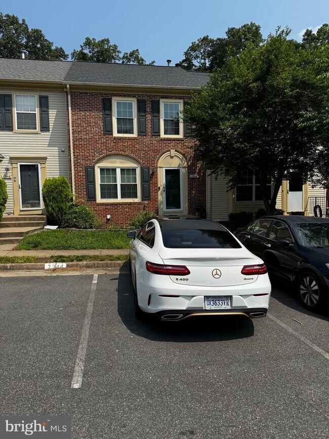 Foto del edificio - Charming 3BR/3.5BA 3 Level Townhome in Lorton
