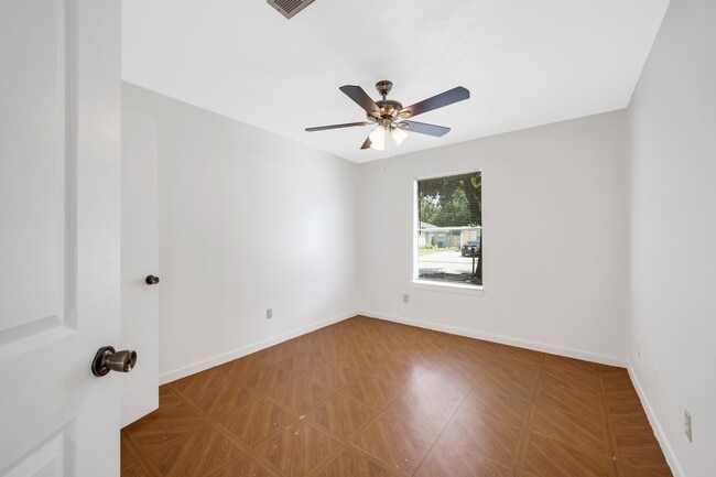 Building Photo - 308 Willowick St