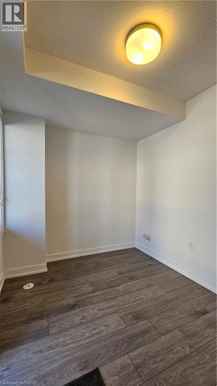 Building Photo - 205 W Oak Trl
