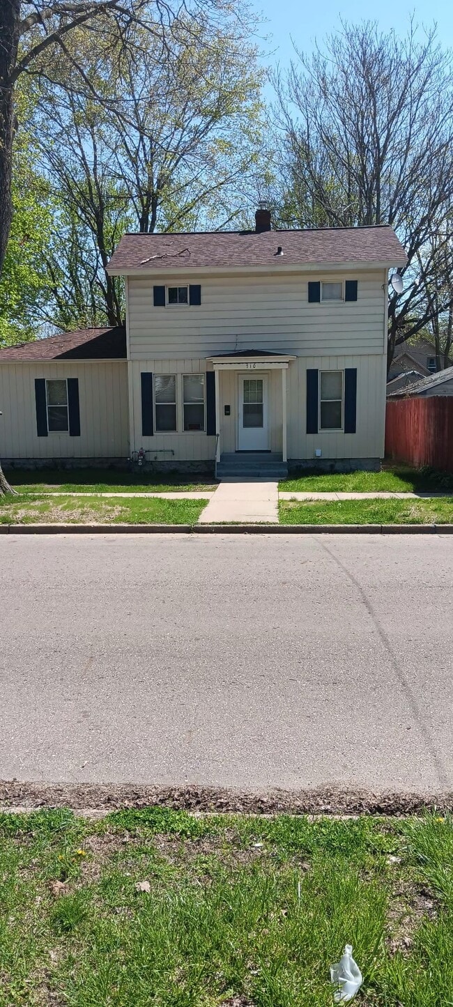 Building Photo - 710 7th St
