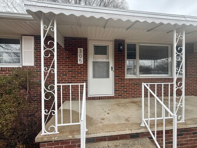 Foto del edificio - Three bedroom, 1.5 bath house in Burlington